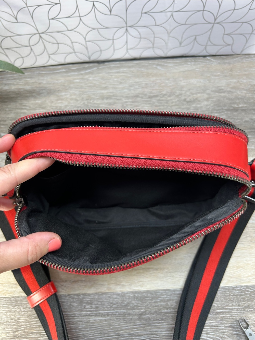 5770 NWOT Coach Black Signature Crossbody with Red Trim 245770 - Picture 5 of 16
